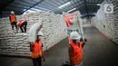 Aktivitas bongkar muat gudang beras milik Perum Bulog di kawasan Pulo Mas, Jakarta, Kamis (26/11/2020). Kementan kembali memastikan bahwa meski tengah dilanda pandemi Covid-19 pasokan beras hingga akhir tahun masih ada stok beras sebanyak 7,1 juta ton. (Liputan6.com/Faizal Fanani)