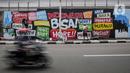 Pekerja seni membuat mural di kawasan Palmerah, Jakarta, Minggu (23/1/2022). Kegiatan yang bertajuk Repaint Indonesia ini dilakukan sebagai gerakan untuk mengajak kita Melukiskan Ulang Indonesia berdasarkan gagasan, perspektif, karya bahkan imajinasi masing-masing. (Liputan6.com/Faizal Fanani)