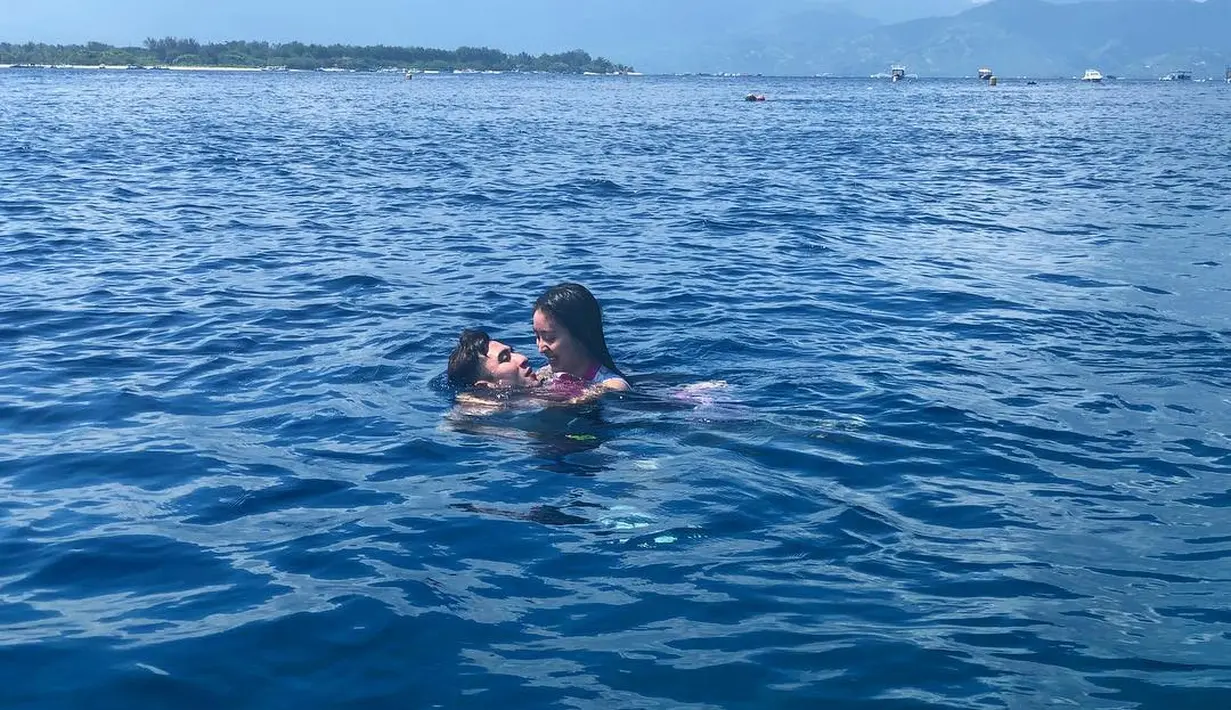 "Kalo pada ga suka liatnya yaa tinggal unfoll aja atuh. Ga usah ngatur hidup org. Emang haters paling bener ya wkwkkw," tulis f132435. Dan masih banyak lagi perdebatan warganet melihat foto kemesraan pasangan ini. (Instagram/bramastavrl)