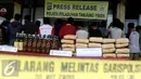 Para tersangka yang dihadirkan bersama barang bukti kasus tindak kejahatan narkotika dan premanisme dalam rilis di halaman Polres Metro Pelabuhan Tanjung Priok, Kamis (27/10). (Liputan6.com/Gempur M. Surya)