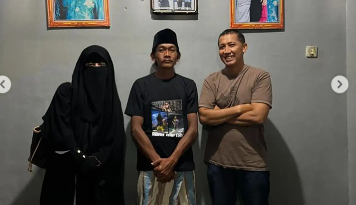Dalam keterangan unggahannya Umi Pipik menuliskan pentinganya menjaga lisan dan sebut jika ilmu itu tidak bisa di ukur hanya dengan pakaian saja. Bikin netizen salut, dari penampilannya terlihat jika pria berusia 38 tahun ini adalah sosok yang sederhana. Tak hanya sekadar bincang ringan, Umi Pipik juga sempatkan berfoto dengan Sunhaji dan juga sang istri. (Liputan6.com/IG/@_ummi_pipik_)