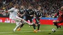 Kebahagiaan kapten Spanyol, Sergio Ramos semakin lengkap setelah Spanyol menang telak atas Argentina pada laga uji coba di Wanda Metropolitano stadium, (27/3/2018).  Spanyol menang 6-1. (AP/Paul White)