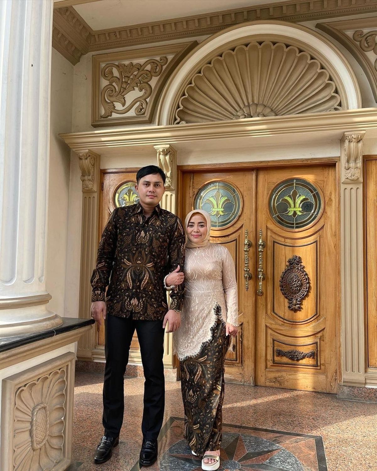 Berlapis Emas dan Mewah
