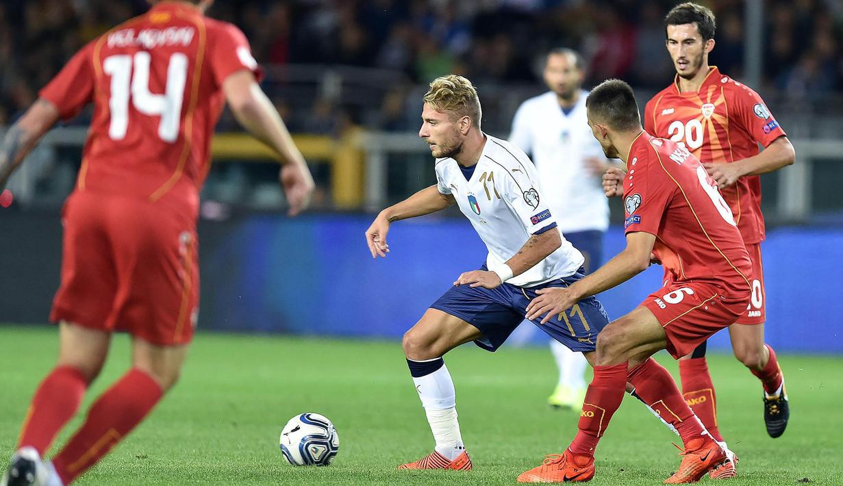 Striker Italia, Ciro Immobile, berusaha melewati pemain Makedonia pada laga Kualifikasi Piala Dunia 2018 di Stadion Olimpico, Turin, Jumat (6/10/2017). Italia ditahan imbang 1-1 dengan Makedonia. (AP/Alessandro Di Marco)