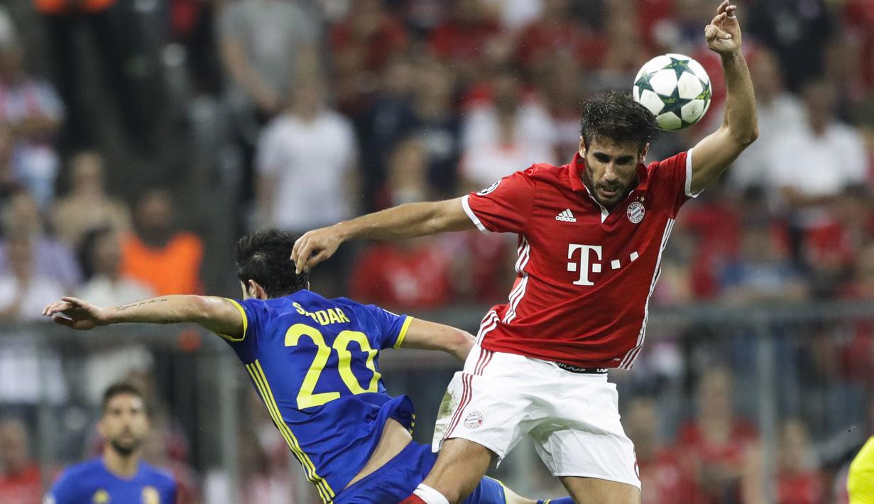 Pemain Bayern Munchen, Javi Martinez (kanan) berduel dengan pemain Rostov, Sardar Azmoun pada laga grup D Liga Champions di Allianz Arena, Munich, Jerman, (14/9/2016) dini hari WIB. (AP Photo/Matthias Schrader)