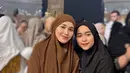 Penampilannya ini menggambarkan bagaimana Ayu memadukan tren warna dengan prinsip syar’i dalam menjalankan ibadah, tetap anggun dan sopan, namun tetap up-to-date dengan tren. [@ayutingting92].