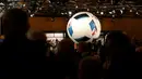 Bola resmi gelaran Piala Eropa 2016 di Prancis ditampilkan saat acara  rapat tahunan Adidas di kota Bavarian, Nuremberg , Jerman , 12 Mei 2016. Bola yang dinamakan Beau Jeu ini keluaran Adidas untuk Piala Eropa 2016. (REUTERS / Michaela Rehle)
