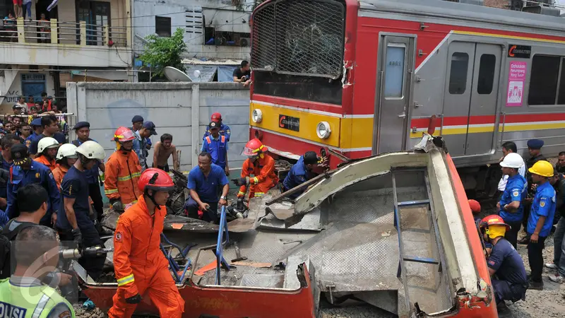 20151206-Metromini Ditabrak Kereta-Jakarta-Gempur M Surya