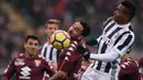 Pemain Torino, Cristian Molinaro (2kiri) menghalau bola dari kejaran pemain Juventus pada laga Serie A  di Stadio Grande Torino, Turin (18/2/2018). Juventus menang 1-0. (AFP/Marco Bertorello)