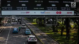 Sejumlah kendaraan melintas dibawah Electronic Road Pricing (ERP) di Jalan Merdeka Barat, Jakarta, Jumat (15/3). ERP yang hingga kini belum digunakan diyakini dapat menekan kemacetan di Ibu Kota pengganti sistem ganjil genap. (Liputan6.com/Faizal Fanani)