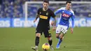 Gelandang Inter Milan, Stefano Sensi menggiring bola dari kawalan gelandang Napoli, Hirving Lozano pada pertandingan lanjutan Liga Serie A Italia di stadion San Paolo Naples (6/1/2020). Inter menang 3-1 atas Napoli. (Cafaro/LaPresse via AP)