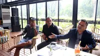 (dari kiri) Pemain Sriwijaya FC, Ferdinand Sinaga, Perwakilan Manajemen Sriwijaya FC, Ahmad Haris, dan Faisal Mursyid saat memberikan keterangan pers usai mengikuti sidang Komisi Disiplin di Hotel Century, Jakarta, Jumat (4/12/2015). (Bola.com/Nicklas Han
