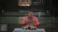 Mantan Presiden RI Susilo Bambang Yudhoyono (SBY) memberikan kata sambutan di kediaman pribadinya Puri Cikeas, Bogor, Kamis (27/8/2015). Di Puri Cikeas, SBY mengundang para pimimpin media dalam acara silaturahmi. (Liputan6.com/Faizal Fanani)