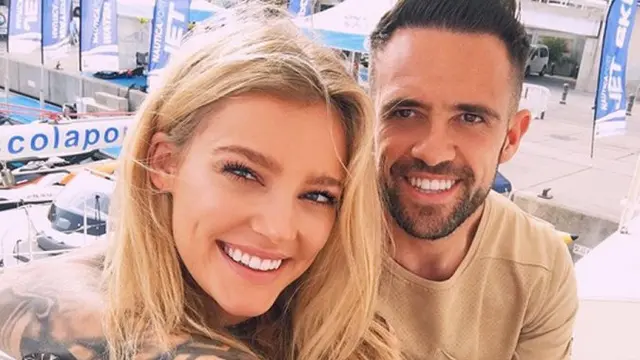 Striker Liverpool, Danny Ings (kanan) bersama sang kekasih, Georgia Gibbs