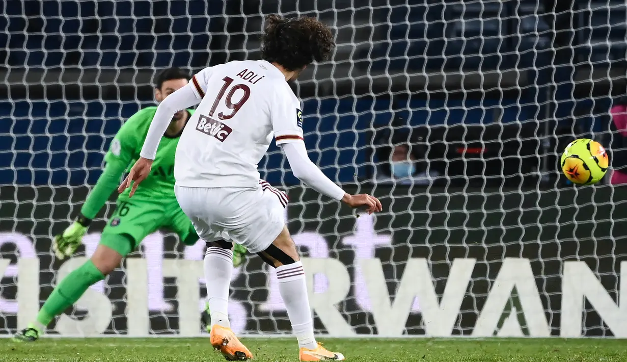 Gelandang Bordeaux, Yacine Adli, melakukan eksekusi penalti ke gawang Paris Saint-Germain dalam laga lanjutan Liga Prancis 2020/21 di Parc de Princes Stadium, Sabtu (28/11/2020) waktu setempat. Hasil akhir PSG dan Bordeaux bermain imbang 2-2. (AFP/Franck Fife).