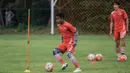 Gelandang Persija Jakarta, Ramdani Lestaluhu, menggiring bola saat latihan jelang laga TSC 2016 melawan Persela Lamongan di Lapangan Villa 2000, Tanggerang Selatan, Banten, Selasa (13/9/2016). (Bola.com/Vitalis Yogi Trisna) 