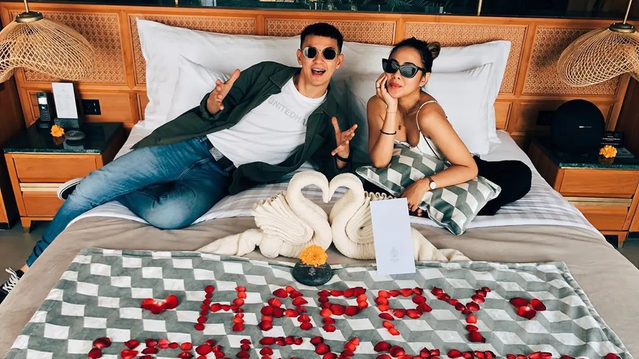 6 Momen Bulan Madu Marcell Darwin dan Nabila, Bermesraan di Kolam