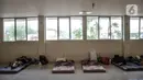 Pasien COVID-19 menjalani isolasi di Ruang Karantina Darurat, Kantor Unit Pelayanan Angkutan Sekolah Dinas Perhubungan DKI Jakarta, Selasa (6/7/2021). Ruang karantina di Kantor UPAS bersifat transit atau sementara. (merdeka.com/Iqbal S. Nugroho)