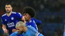 Pemain Manchester City Sergio Aguero berebut bola dengan gelandang Leicester City, Hamza Choudhury pada perempat final Piala Liga Inggris di Stadion King Power, Rabu (19/12). Man City mengalahkan Leicester City via adu penalti 3-1. (Lindsey PARNABY/AFP)