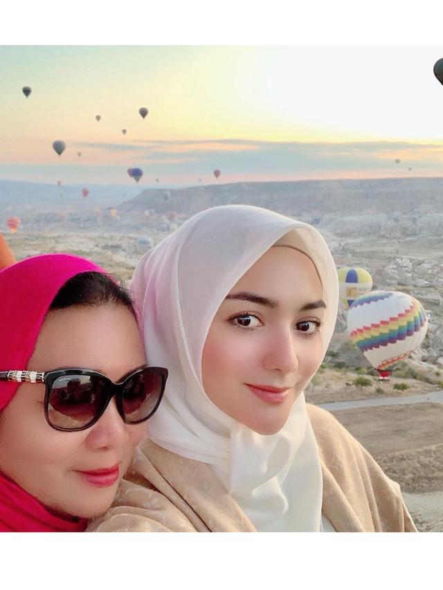 Jarang Tersorot, Ini 6 Momen Kebersamaan Citra Kirana dan Ibunda
