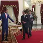 Presiden Joko Widodo atau Jokowi menerima kedatangan Sultan Brunei Hassanal Bolkiah di Istana Merdeka, Minggu (20/10/2019). (Merdeka.com/ Titin Supriatin)