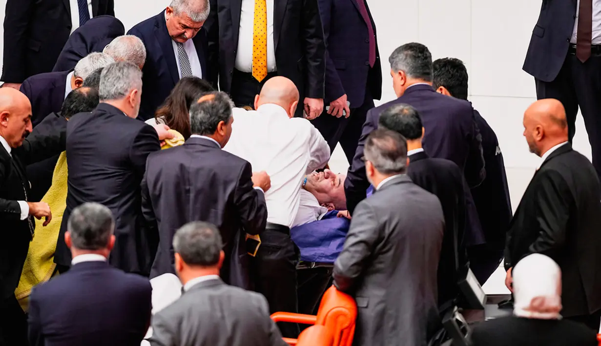 Stasiun televisi parlemen Turki melaporkan, Bitmez ambruk setelah menyampaikan pidato di podium sidang majelis umum pada Selasa (12/12/2023). Dalam pidatonya Bitmez mengkritik partai penguasa yang dipimpin Erdogan, AKP. Dia menyesalkan kebijakan pemerintah yang tetap menjalin kerja sama perdagangan dengan Israel meski negara Yahudi itu membantai warga Gaza. (Selahattin Sonmez/Dia Images via AP)
