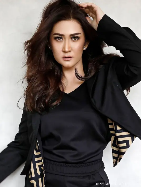 <p>Sementara dalam foto ini, Nafa Urbach tampil dengan style cewek mamba. (Foto: Instagram/ denymirrorcle)</p>