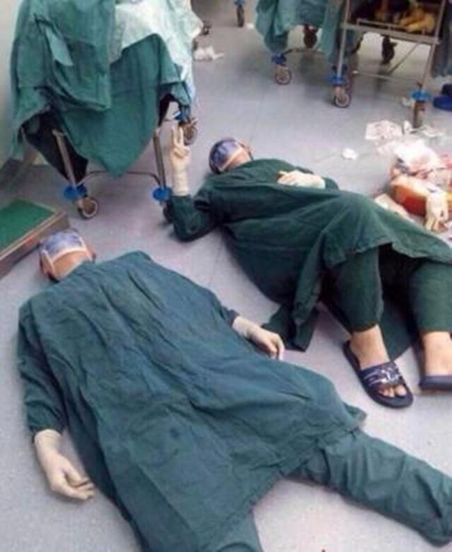 Kedua dokter ini terlihat begitu kelelahan setelah bekerja selama 32 jam | Photo: Copyright stomp.com.sg