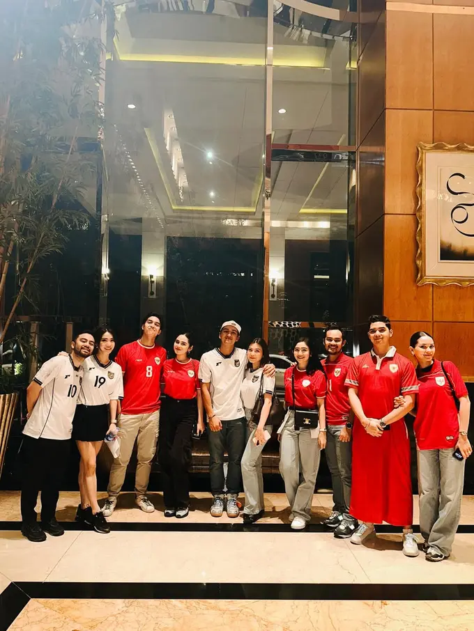 6 Gaya Couple Artis Saat Nonton Laga Indonesia vs China, Kompak Pakai Jersey Timnas, dari Al Ghazali-Alyssa hingga El Rumi-Syifa Hadju
