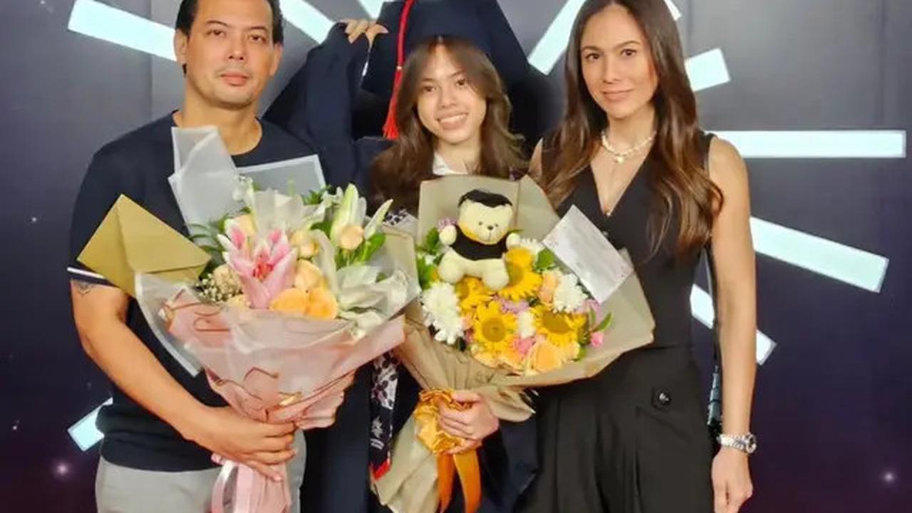 Tampilan Semi Formal Serba Hitam Wulan Guritno Hadir di Wisuda Putrinya yang Lulus SMP