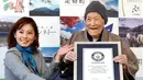 Masazo Nonaka dari Jepang (kanan) menerima sertifikat Guinness World Records sebagai pria tertua di dunia, di pulau Hokkaido, Selasa (10/4). Masazo Nonaka diakui sebagai manusia tertua pada usia 112 tahun dan 259 hari. (Masanori Takei/Kyodo News via AP)