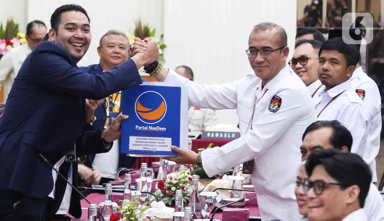 Ketua Badan Pemenangan Pemilu Partai Nasdem, Prananda Surya Paloh menyerahkan dokumen daftar bakal calon legislatif (bacaleg) kepada Ketua Komisi Pemilihan Umum (KPU) Hasyim Asy'ari di Gedung KPU, Jakarta, Kamis (11/5/2023). (Liputan6.com/Herman Zakharia)