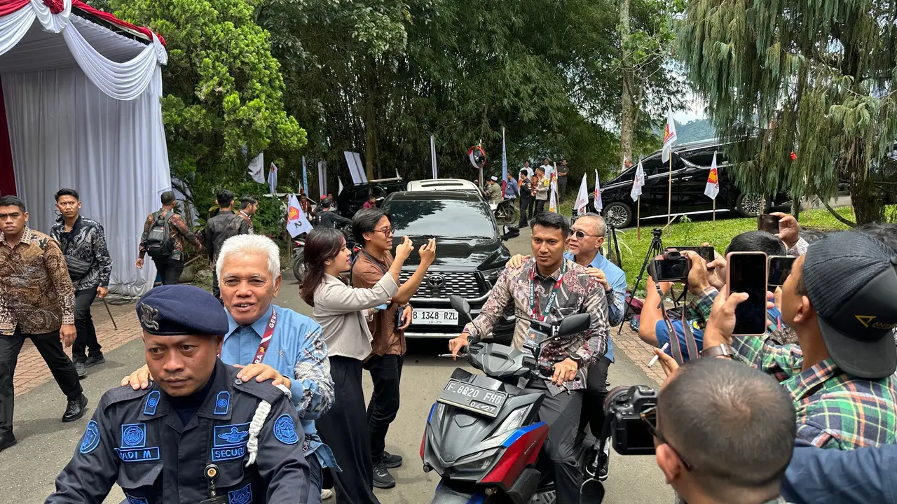 Sejumlah pejabat negara tampak menerobos kemacetan menuju kediaman Presiden Prabowo Subianto di Hambalang, Jawa Barat.