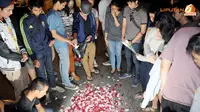 [GALERI FOTO] Tabur Bunga di Lokasi Altis Maut Senayan