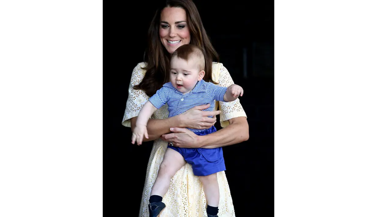 Saat berkunjung ke kebun binatang Taronga, Sydney, Australia, (20/4/2014), George terlihat begitu aktif dan terus bergerak meski dalam pelukan sang ibu, Kate Middleton. (REUTERS/Chris Jackson)