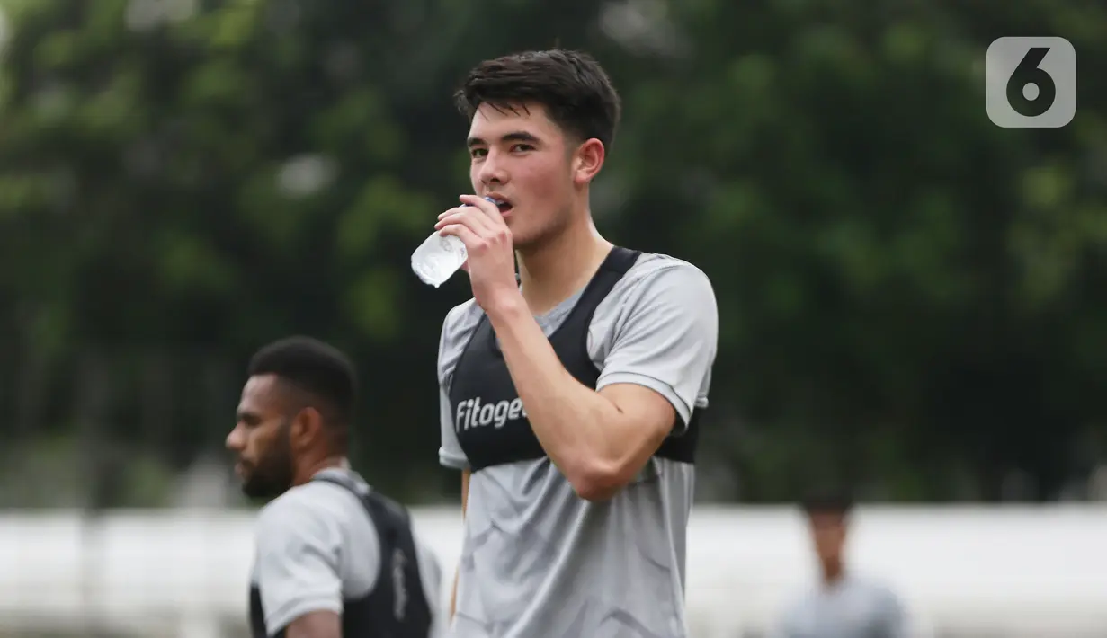 Pesepakbola Elkan Baggott saat latihan bersama Timnas Indonesia di Lapangan Stadion Madya, Kompleks GBK, Jakarta, Rabu (10/11/2021). Timnas Indonesia akan melaksanakan pemusatan latihan dan dua laga uji coba di Turki sebagai persiapan menghadapi Piala AFF 2020. (Liputan6.com/Helmi Fithriansyah)