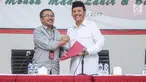  Sekda Jawa Barat, Iwa Karniwa (kanan) memberikan formulir pendaftaran calon gubernur Jawa Barat ke Ketua DPP Bidang Pemenangan Pemilu PDIP Bambang DH  di kantor DPP PDIP di Jalan Diponegoro, Menteng, Jakarta, Jumat (7/7). (Liputan6.com/Faizal Fanani)