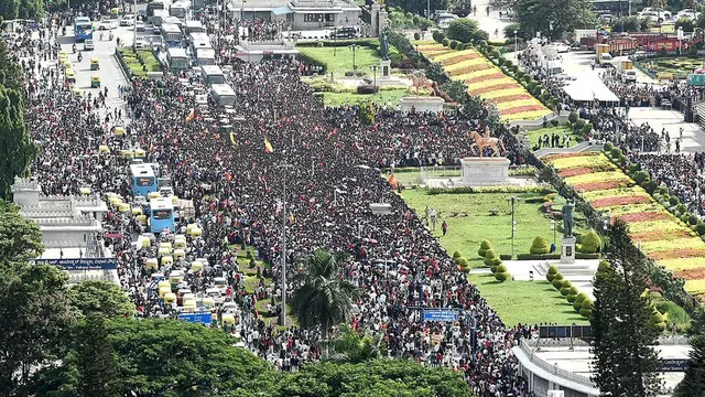 Insiden berdesakan kembali terjadi di India. Stadion hanya memiliki kapasitas 35.000 penonton, namun dilaporkan 200.000-300.000 orang hadir menyambut tim kriket Royal Challengers Bengaluru  pada 4 Juni 2025. (AFP)