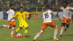 Pemain Gresik United, Yusuf Effendi, berusaha melakukan tembakan ke arah gawang Perseru Serui dalam laga Torabika Soccer Championship presented by IM3 Ooredoo di Stadion Tridarma, Gresik, Sabtu (7/5/2016). (Bola.com/Fahrizal Arnas)