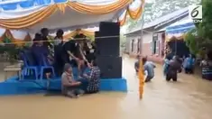 Sebuah resepsi pernikahan tetap digelar meskipun sedang dilanda banjir. Meski air yang menggenangi lokasi resepsi setinggi pinggang orang dewasa, tak menyuruti para undangan untuk hadir.