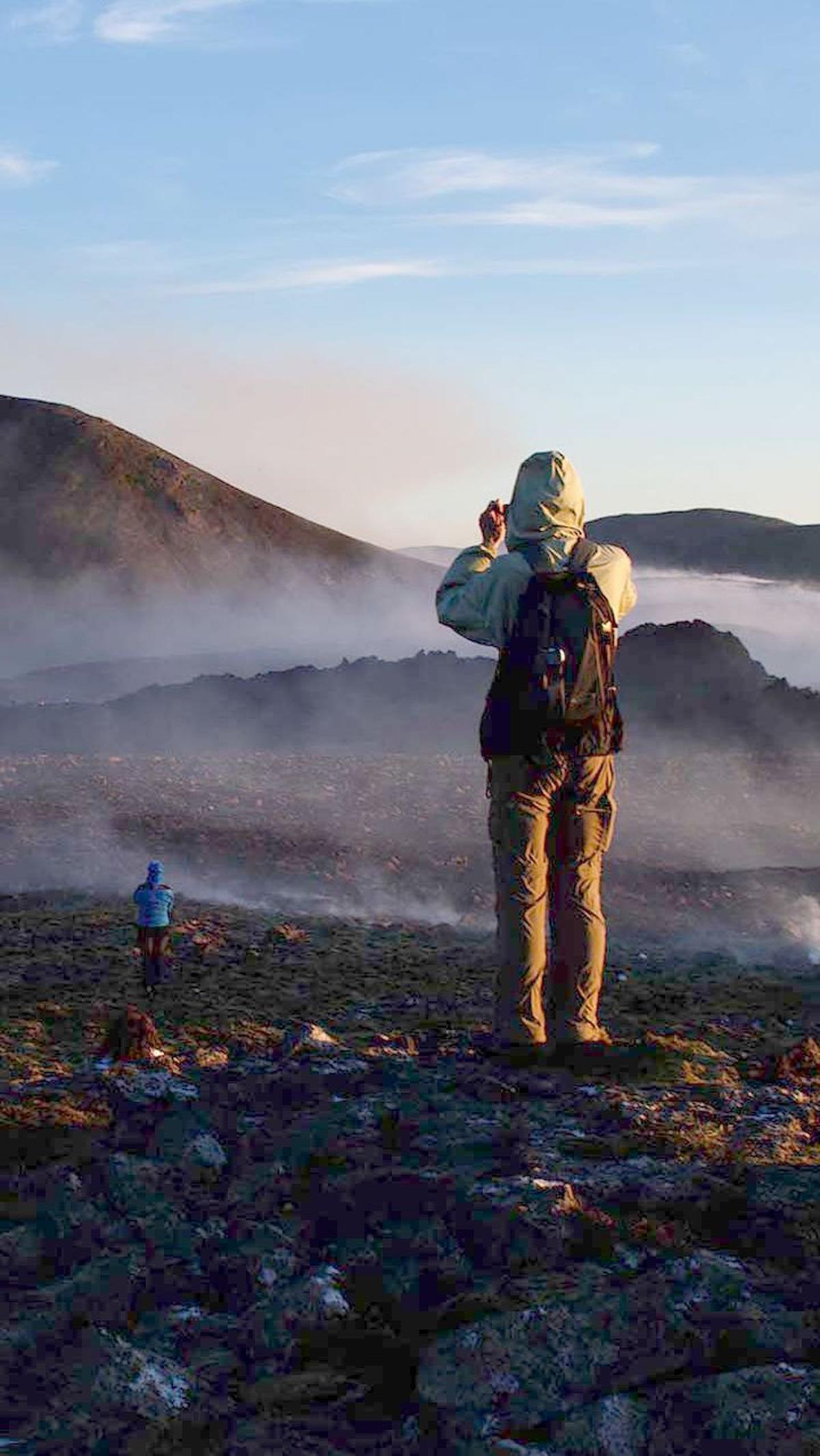 Berbagai alat perekam gambar dikeluarkan dari dalam tas mereka, mula dari kamera, smartphone, hingga drone. Mereka terlihat antusias mengabadikan pemandangan langka yang ada di depan matanya tersebut.