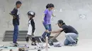 Sejumlah anak berlatih skateboard di TMII, Jakarta, Sabtu (8/9/2018). Green Skate Lesson yang didirikan oleh mantan atlet skateboard, Tony Sruntul, merupakan wadah regenerasi skateboarder bertalenta. (Bola.com/M Iqbal Ichsan)