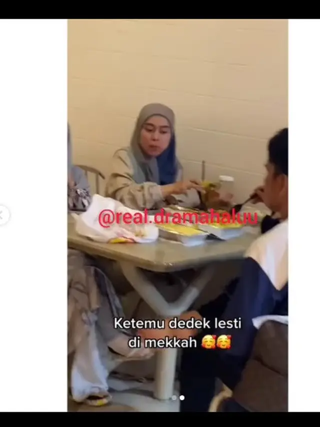 Lesti Kejora terlihat makan bersama keluarga di sebuah mal kota Mekkah (Foto: Instagram real.dramahaluu)