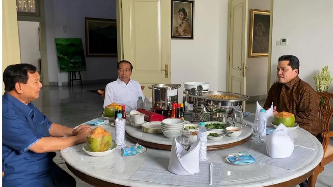 Presiden Joko Widodo, Ketua Umum Gerindra Prabowo Subianto dan Menteri BUMN Erick Thohir bertemu pada Minggu (16/7) sore. Pertemuan diunggah melalui akun Instagram Prabowo.