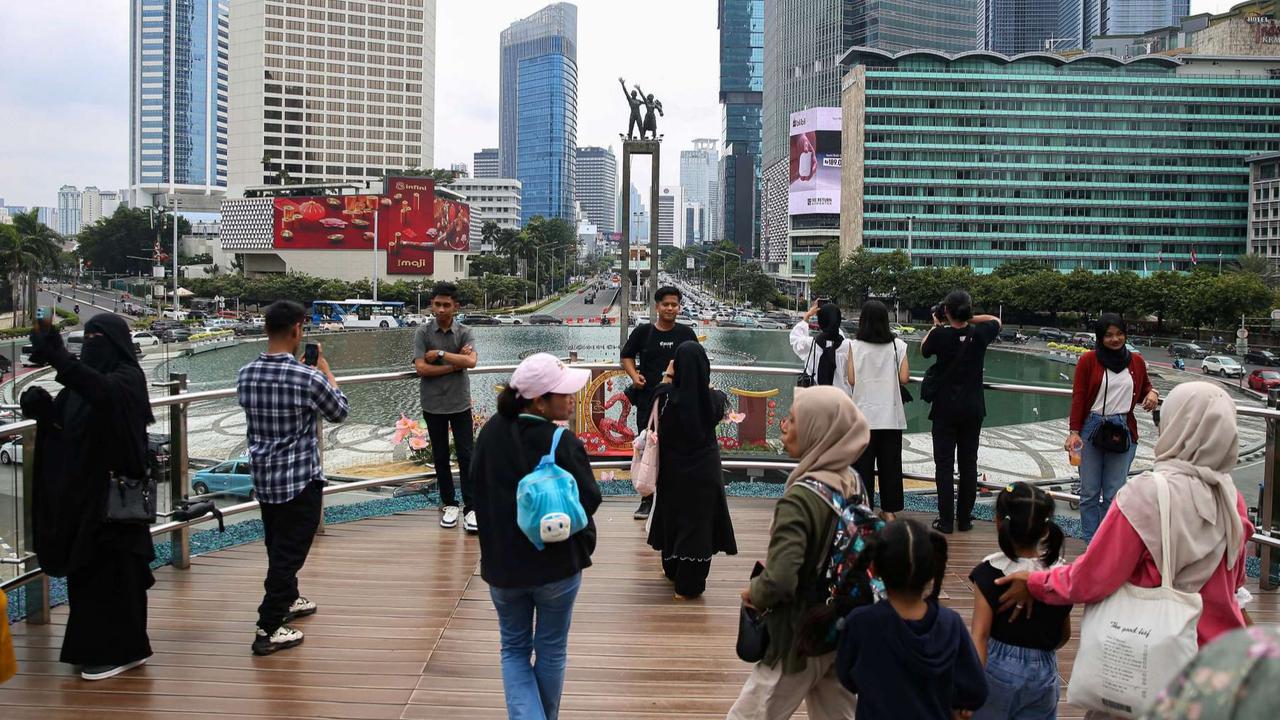 Anjungan Halte TransJakarta Bundaran HI Jadi Primadona Wisata Murah di Tengah Libur Isra Mikraj