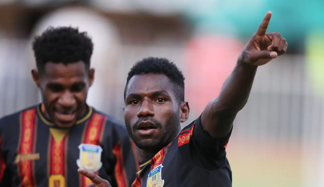 Baru empat menit laga berjalan, tim Papua mendapatkan hadiah penalti setelah Rezal Mursalin melakukan handsball di kotak penalti. Sang kapten, Ricky Cawor yang menjadi algojo sukses menuntaskan tugasnya dengan baik. (PB PON XX Papua/Chaarly Lopulua)