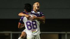 Persita Tangerang sementara memimpin 2-1 atas Persipura Jayapura hingga babak pertama usai dalam pekan pertama BRI Liga 1 2021/2022 di Stadion Pakansari, Bogor, Sabtu (28/8/2021). Kedua tim silih berganti melakukan serangan sepanjang babak pertama. (Foto: Bola.com/Bagaskara Lazuardi)