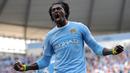 Selebrasi striker Manchester City, Emmanuel Adebayor setelah menjebol gawang Wolverhampton Wanderers pada laga Liga Inggris 2009/2010 di City of Manchester Stadium, Manchester (22/8/2009). Emmanuel Adebayor yang kini berusia 39 tahun memutuskan pensiun pada 20 Maret 2023 bersama klub lokal di Togo, AC Semassi FC sebagai klub terakhirnya karena penurunan performa dan faktor usia. Beberapa klub top Eropa yang pernah dibelanya di antaranya Arsenal, Manchester City dan Real Madrid. (AFP/Andrew Yates)