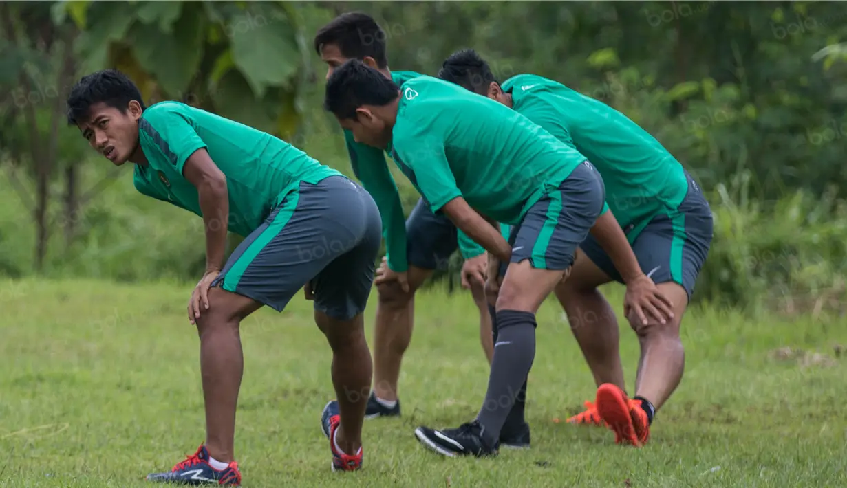 Penyerang Timnas Indonesia, Bayu Gatra, berlatih di halaman Hotel Lor In, Jawa Barat, Sabtu (3/12/2016). Para pemain tampak santai menghadapi laga semifinal Piala AFF 2016. (Bola.com/Vitalis Yogi Trisna)