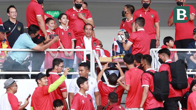 Foto: Ramahnya Presiden Jokowi Layani Foto Bersama Suporter Cilik Saat Laga Timnas Indonesia Vs Thailand di Piala AFF 2022